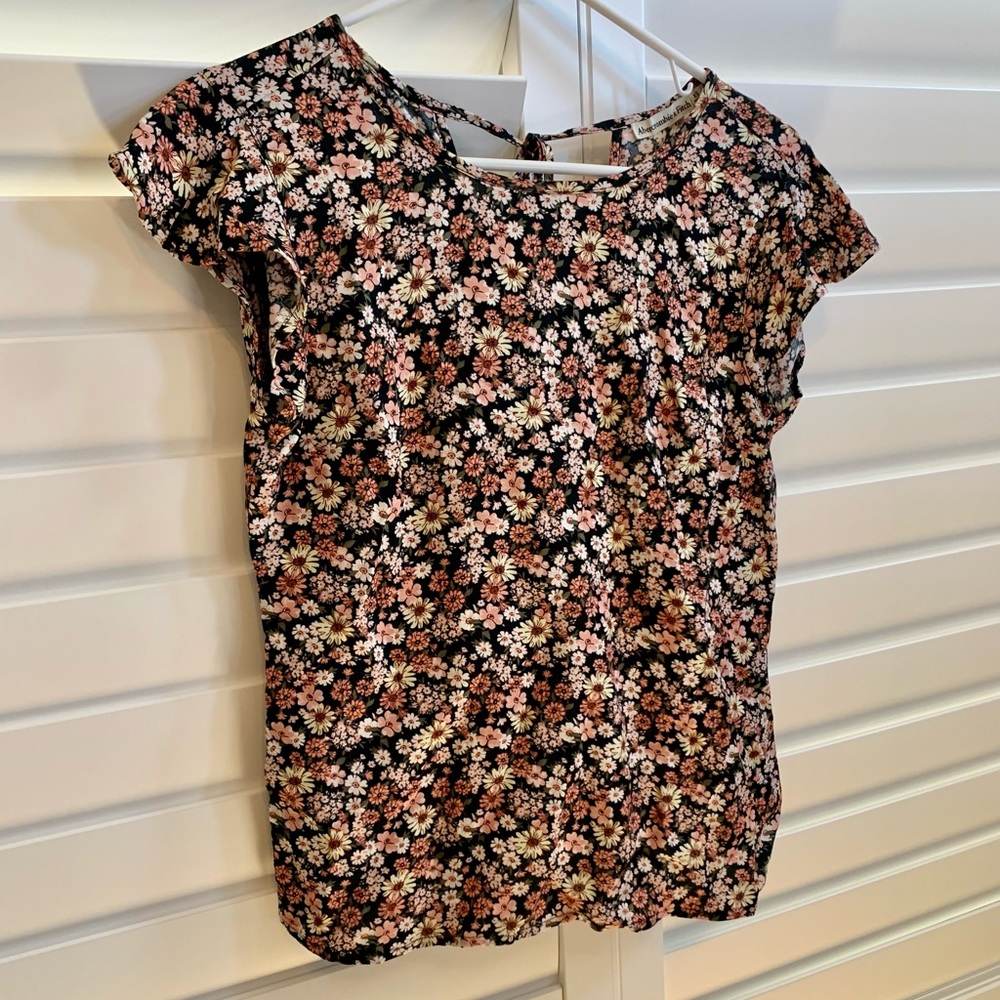 XS Abercrombie pink, floral print shirt sleeve top.